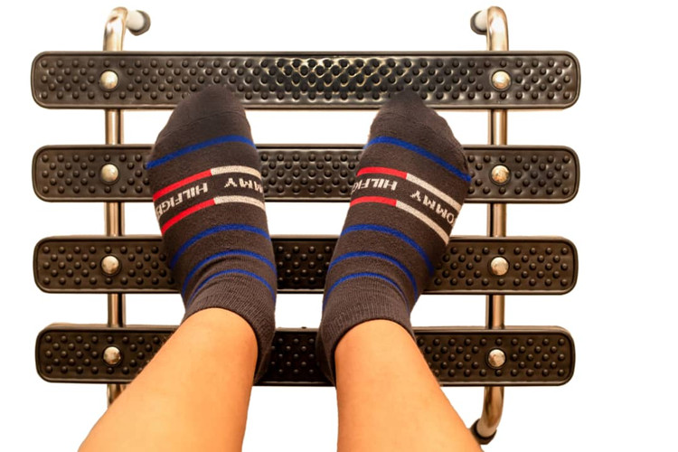 زیرپایی ثابت فلزی مشکی با روکش ضد لغزش